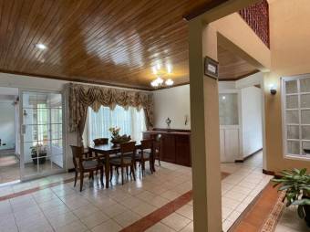 Se vende espaciosa casa con jardín y terraza en Alajuela Centro 23-531