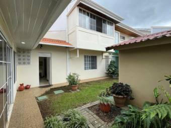 Se vende espaciosa casa con jardín y terraza en Alajuela Centro 23-531