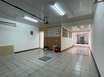 Se vende espaciosa casa con jardín y terraza en Alajuela Centro 23-531