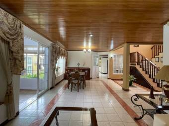 Se vende espaciosa casa con jardín y terraza en Alajuela Centro 23-531