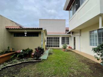 Se vende espaciosa casa con jardín y terraza en Alajuela Centro 23-531