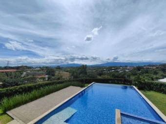 Se vende espaciosa casa con Piscina y terraza en San Rafael de Alajuela 23-3558