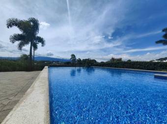 Se vende espaciosa casa con Piscina y terraza en San Rafael de Alajuela 23-3558