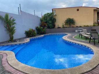 Se vende preciosa casa con jardín privado en desamparados de Alajuela 23-1274