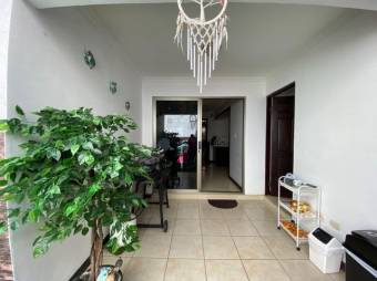 Se vende preciosa casa con jardín privado en desamparados de Alajuela 23-1274