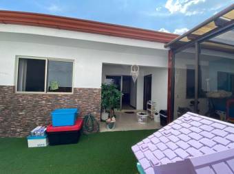 Se vende preciosa casa con jardín privado en desamparados de Alajuela 23-1274