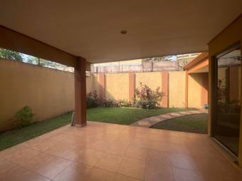 Se vende hermosa y espaciosa casa con patio en Desamparados de Alajuela 23-3063