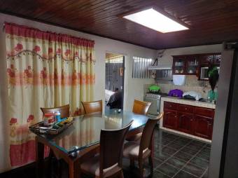 Se vende casa con gran lote de mas de 1200m2 en Guácima de Alajuela 24-88