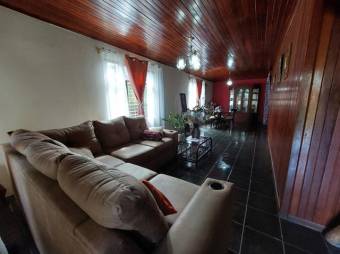 Se vende casa con gran lote de mas de 1200m2 en Guácima de Alajuela 24-88