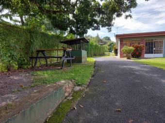 Se vende casa con gran lote de mas de 1211m2 en Guácima de Alajuela 24-88