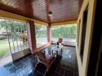 Se vende casa con gran lote de mas de 1211m2 en Guácima de Alajuela 24-88