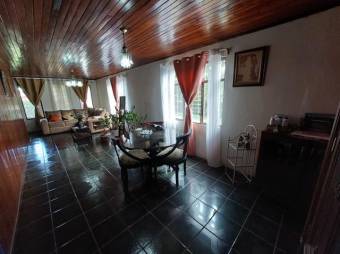 Se vende casa con gran lote de mas de 1211m2 en Guácima de Alajuela 24-88