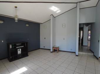 Se vende hermosa y espaciosa casa con patio en Santa Ana de San José 23-2732