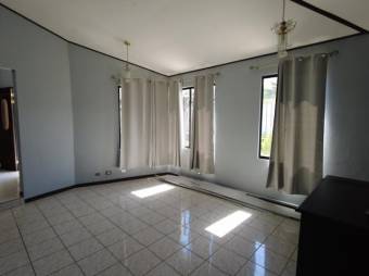 Se vende hermosa y espaciosa casa con patio en Santa Ana de San José 23-2732