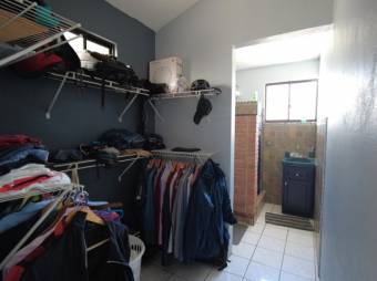 Se vende hermosa y espaciosa casa con patio en Santa Ana de San José 23-2732