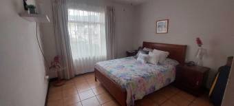 Se vende espaciosa casa en Santa Ana de San José 23-3441