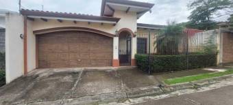 Se vende espaciosa casa en Santa Ana de San José 23-3441