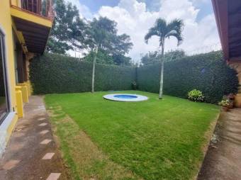 Se vende espaciosa casa con terraza y patio en Mercedes de Heredia