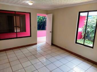 Se vende espaciosa casa con jardín en Santa Barbara de Heredia 23-798