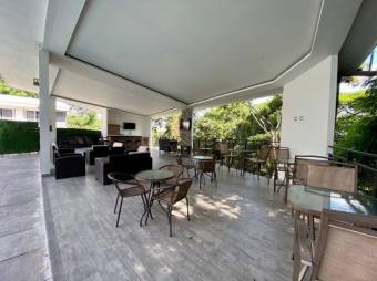 Se vende espaciosa casa con piscina y terraza en Santa Ana de San José 24-277