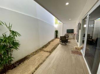 Se vende espaciosa casa con piscina y terraza en Santa Ana de San José 24-277