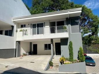 Se vende espaciosa casa con piscina y terraza en Santa Ana de San José 24-277