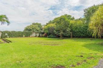 se vende casa con gran lote de 5366m2 en Guácima de Alajuela 23-3171