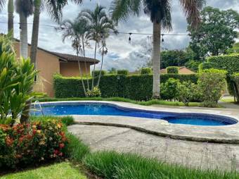 Se vende hermosa y espaciosa casa en San Rafael de Escazú 24-57 