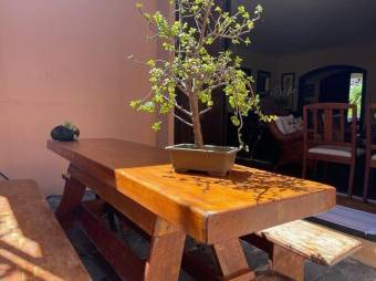 Se vende hermosa y espaciosa casa con patio en San Antonio de Escazú 23-979