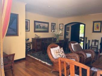 Se vende hermosa y espaciosa casa con patio en San Antonio de Escazú 23-979