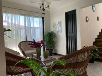 Se vende hermosa y espaciosa casa con patio en Alajuela centro 23-658