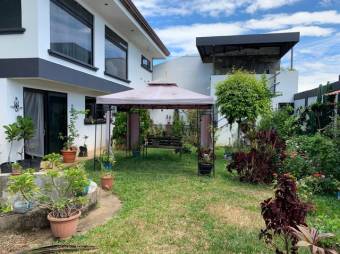 Se vende hermosa y espaciosa casa con patio en Alajuela centro 23-658