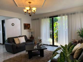 Se vende hermosa y espaciosa casa con patio en Alajuela centro 23-658