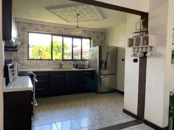 Se vende hermosa y espaciosa casa con patio en Alajuela centro 23-658