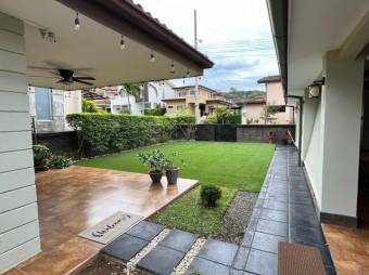 Se vende espaciosa casa de lujo en Guácima de Alajuela 23-3544