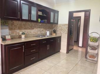 Se vende hermosa y espaciosa casa con patio en Guácima de Alajuela 23-547