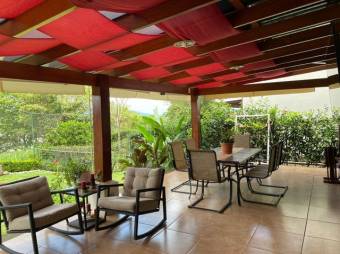 Se vende hermosa y espaciosa casa con patio en Guácima de Alajuela 23-547