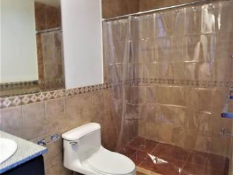 Se alquila lindo y espacioso apartamento con piscina en Santa Ana de San Jose 24-269