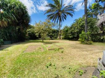 Se alquila espaciosa casa con gran zona verde en Escazú de San José 24-193