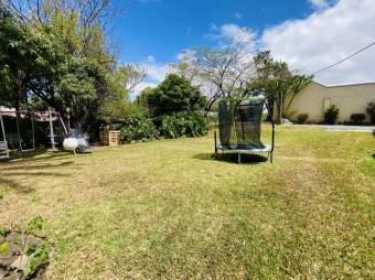 Se alquila espaciosa casa con gran zona verde en Escazú de San José 24-193