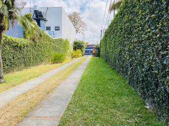 Se alquila espaciosa casa con gran zona verde en Escazú de San José 24-193