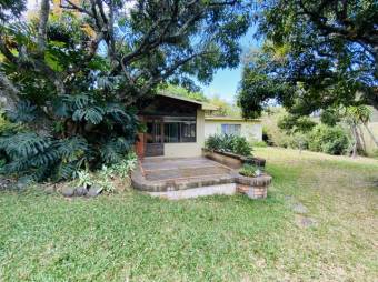 Se alquila espaciosa casa con gran zona verde en Escazú de San José 24-193