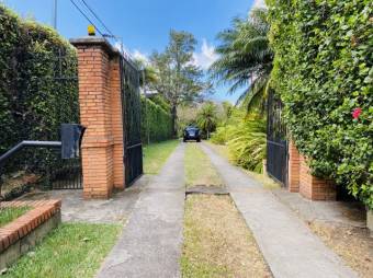 Se alquila espaciosa casa con gran zona verde en Escazú de San José 24-193