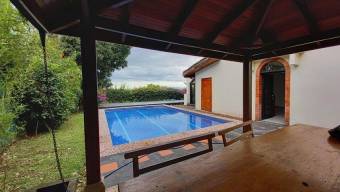 Se alquila hermosa y espaciosa casa con terraza en Brasil de Santa Ana 23-1119