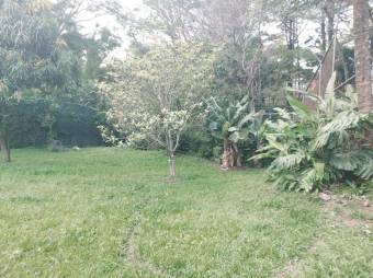 Se alquila espaciosa casa con terraza y amplias zonas verdes en San Rafael de Escazú  24-73