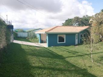 Se alquila espaciosa casa con terraza y amplias zonas verdes 24-73