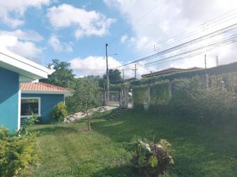 Se alquila espaciosa casa con terraza y amplias zonas verdes en San Rafael de Escazú  24-73