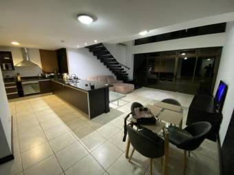 Se alquila hermoso y espacioso apartamento con terraza en Santa Ana de San José 23-3084