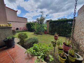 Se vende espaciosa casa con patio en Alajuela centro 23-1320