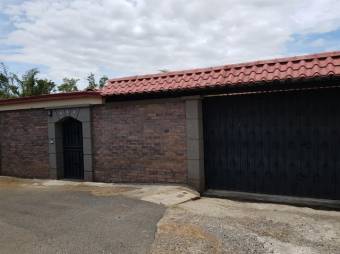 Se vende espaciosa casa con mas de 1100m2 en Desamparados de Alajuela 23-602